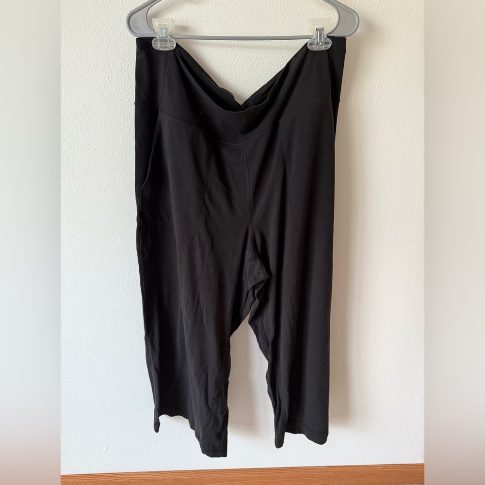 Women’s Lululemon wide leg pants. Size 28 worn once looks brand new!!